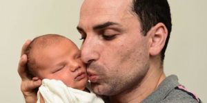 İngiltere'de bir bebek babası, dedesi ve teyzesiyle aynı tarihte doğdu