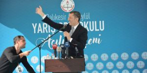 Bakan Selçuk öğrencilere ıslıkla karşılık verdi