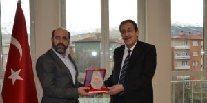 Başkan Sözen'den Başkan Bulutlar’a plaket