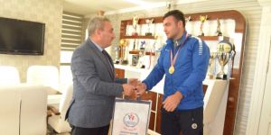 Ringin Şampiyonlarını Kutladı