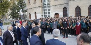 Milli Eğitim Bakanı Ziya Selçuk'un ziyareti sırasında dikkat çeken an!