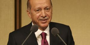 Erdoğan muhtarın sigara paketini aldı ve...