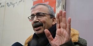 Sırrı Süreyya Önder cezaevine teslim oldu!