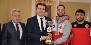 Şampiyonlar Vali Memiş’i ziyaret etti