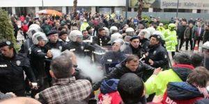 İzmir'de işçiler greve gitti, belediyenin önü karıştı! Gözaltılar var
