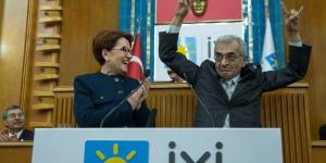 Kürsüde bozkurt işareti yapan İYİ Partili aday Levent Dikmen kendinden geçti