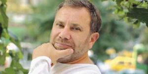 CEZMİ ERSÖZ AVLU DİZİSİNE YENİ BİR SOLUK GETİRDİ.