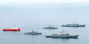 'Barbaros' savaş gemileri korumasında ilerliyor