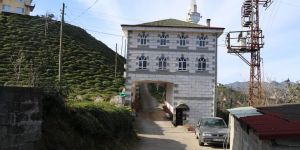 Cami yolun üzerine yapılınca çözümü de böyle buldular