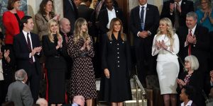 Melenia Trump'ın kıyafeti alay konusu oldu