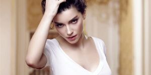 Merve Boluğur havuz pozuyla beğeni topladı!