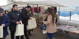Palandöken Belediyesince pazarda vatandaşlara bez çanta dağıtıldı
