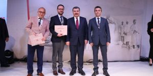 Başarılı doktorlar belgelerini Sağlık Bakanı Koca’nın elinden aldı