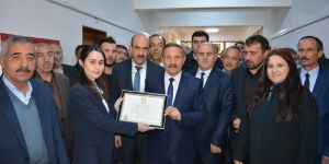 Yaptırmış, mazbatasını alarak göreve başladı
