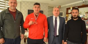 Halterde bronz madalya Kayabaş’ın
