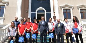 Başarılı sporculardan Vali Memiş’e çiçek