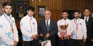 Şampiyon Kros Takımı, Rektör Çomaklı’yı ziyaret etti