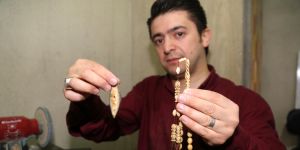 Koleksiyonerlerin gönderdiği fosilleri tespihe dönüştürüyor