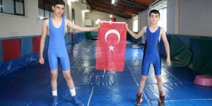 Ay kardeşler madalya ile döndü