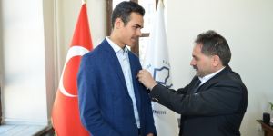 Başkan Uçar, dünya birincisi Hafız Ebubekir'e tam altın hediye etti