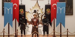 Ertuğrul Gazi heykeli dizi oyuncusuna benziyor