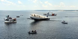 Merakla bekleniyordu! Batırılan uçaktan ilk görüntüler...