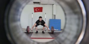 Tesadüfen başladığı halterde antrenörsüz şampiyon oldu