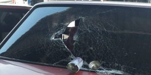 Patlayan deodorant kutusu otomobilin camını deldi