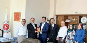 Tayini çıkan Zabıt Katibine Başarı Plaketi