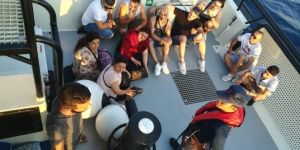 Turist kılığına girerek kaçmaya çalışan göçmenler yakayı ele verdi