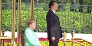 Merkel’in durumu kötüleşiyor! Marş okunurken bile kalkamadı