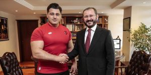 Dünya şampiyonu Rıza Kayaalp AA'yı ziyaret etti