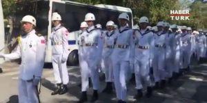Tümamiral Soner Polat'ın cenazesindeki askerlerin tören yürüyüşüne tepki!