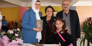 Ev hanımı yazdığı şiir kitabına imza günü yaptı