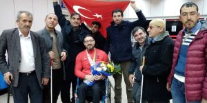 Dünya Şampiyonu havalimanında İstiklal Marşı ile karşılandı