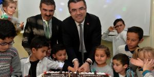 Vali Memiş, çocuklarla pasta kesti, horon oynadı