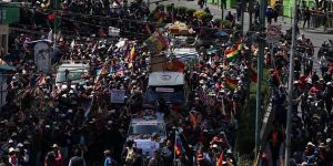 Bolivya'da cenazeleriyle yürümek isteyen protestoculara müdahale