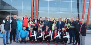 Curling Milli Takımı'na davul zurnalı karşılama