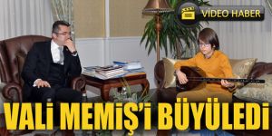 Vali Memiş bağlama çalan öğrenciye türkü söyleyerek eşlik etti