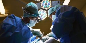 Mağdurlara 15 yıldır gönüllü doktorluk yapıyorlar