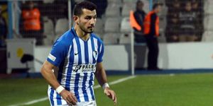 Annesine küfredilen Türk futbolcu çılgına döndü! Maç sonu tribüne çıktı