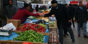 Başkan Orhan semt pazarında