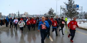 Erzurumlu yaşlılar, kar altında engelliler için koştu