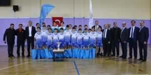 Voleybolcular ödüllendirildi