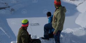 Donan göl üzerinde kardan 600 metrekarelik bayrak yaptılar