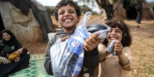 Sosyal medya üzerinden topladıkları yardımlarla İdlibli çocukların ayaklarını ısıttılar