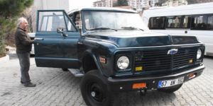 Modifiye ettiği 1971 model arazi aracını yollarla buluşturdu