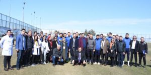 Erzurumspor teknik heyet ve futbolculara tatlı ikramında bulundular