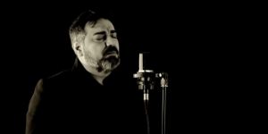 Sesini duyan Ahmet Kaya zannediyor