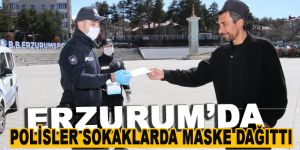 Erzurum’da polisler sokaklarda maske dağıttı